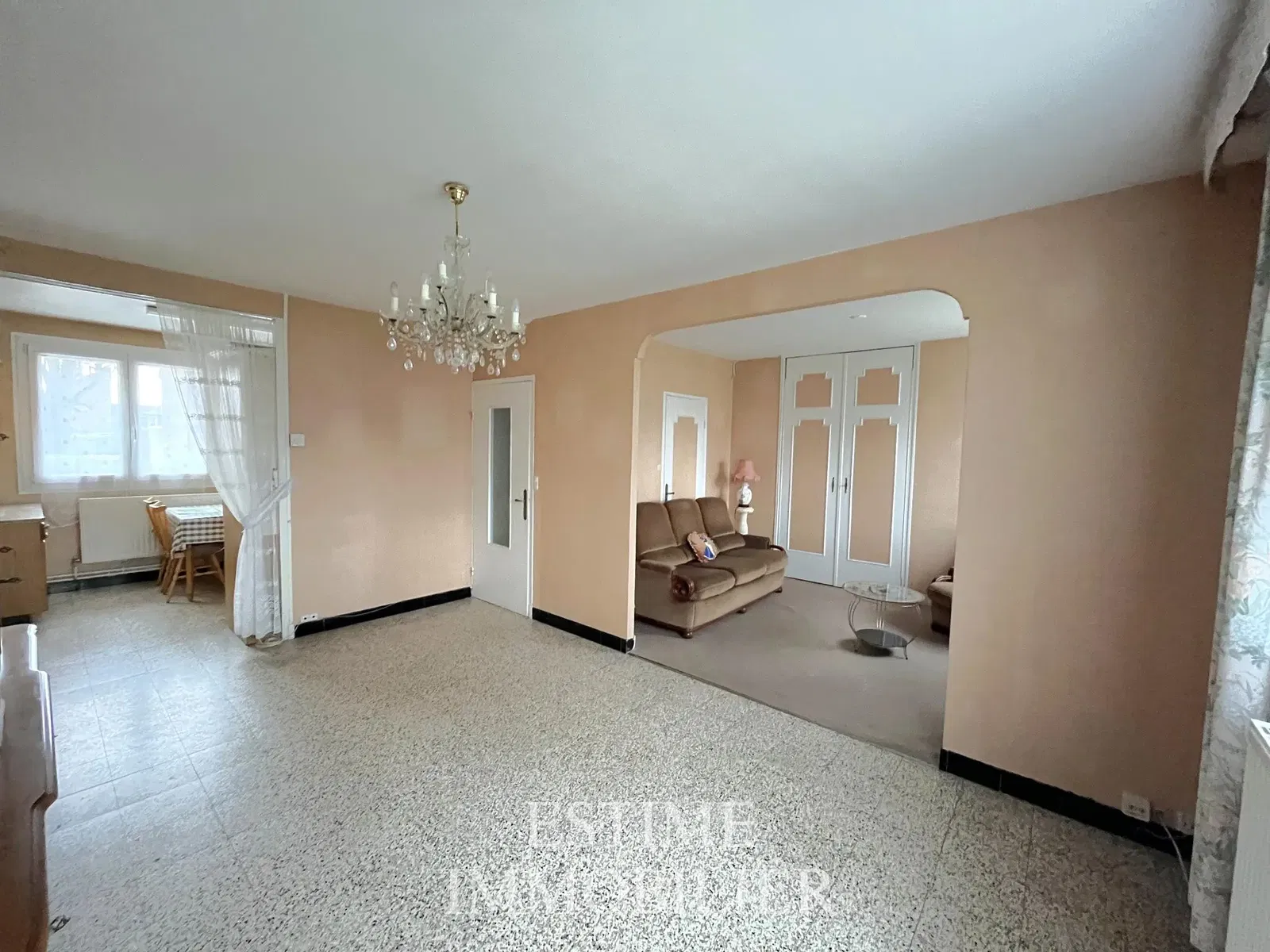 Кухиња; кухињски апарати, дрвени под, природно светло, модерни стил