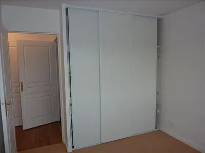 Cuisine; électroménager, parquet, lumière naturelle, style moderne