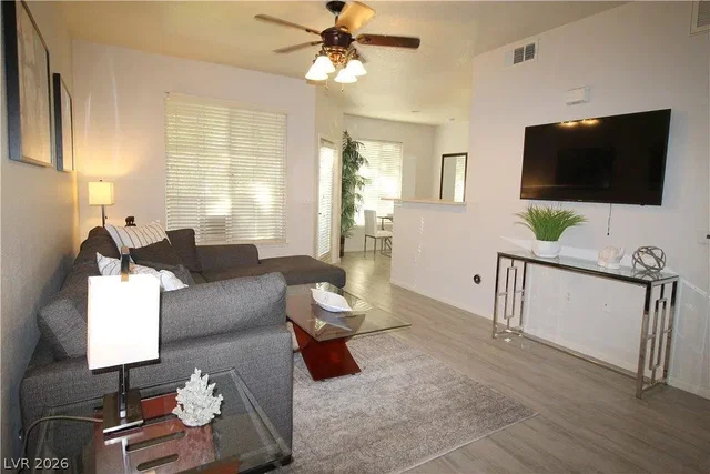 Cuisine; électroménager, parquet, lumière naturelle, style moderne