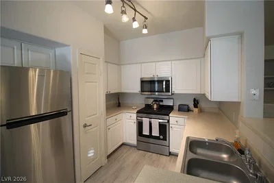 Cuisine; électroménager, parquet, lumière naturelle, style moderne