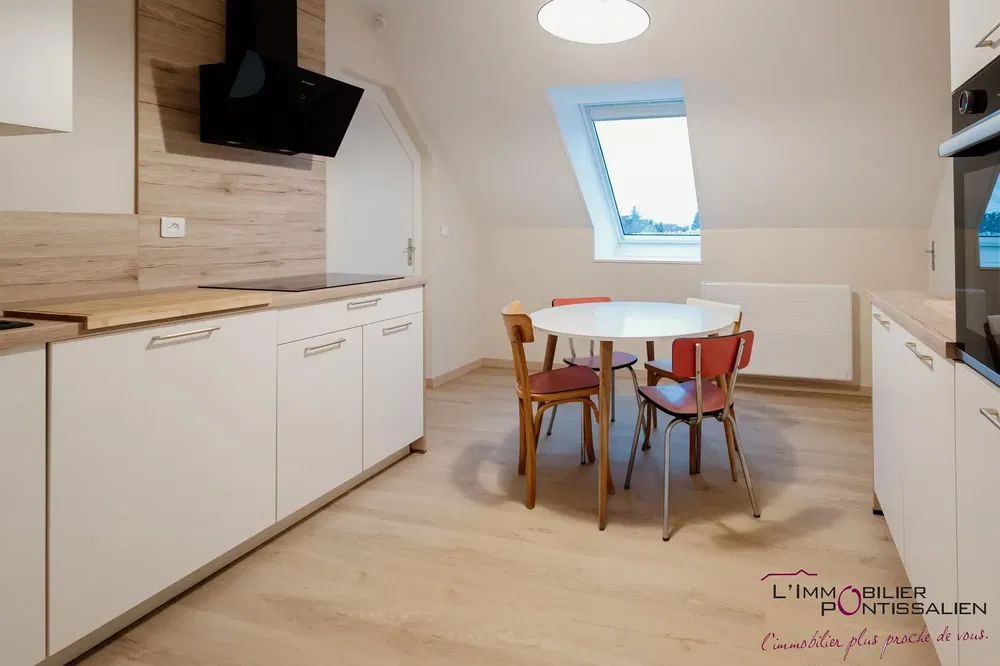 Κουζίνα; συσκευές κουζίνας, ξύλινο πάτωμα, φυσικό φως, μοντέρνο στυλ