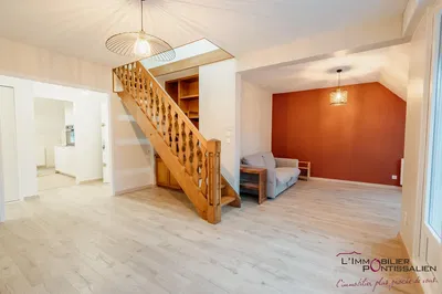 Κουζίνα; συσκευές κουζίνας, ξύλινο πάτωμα, φυσικό φως, μοντέρνο στυλ