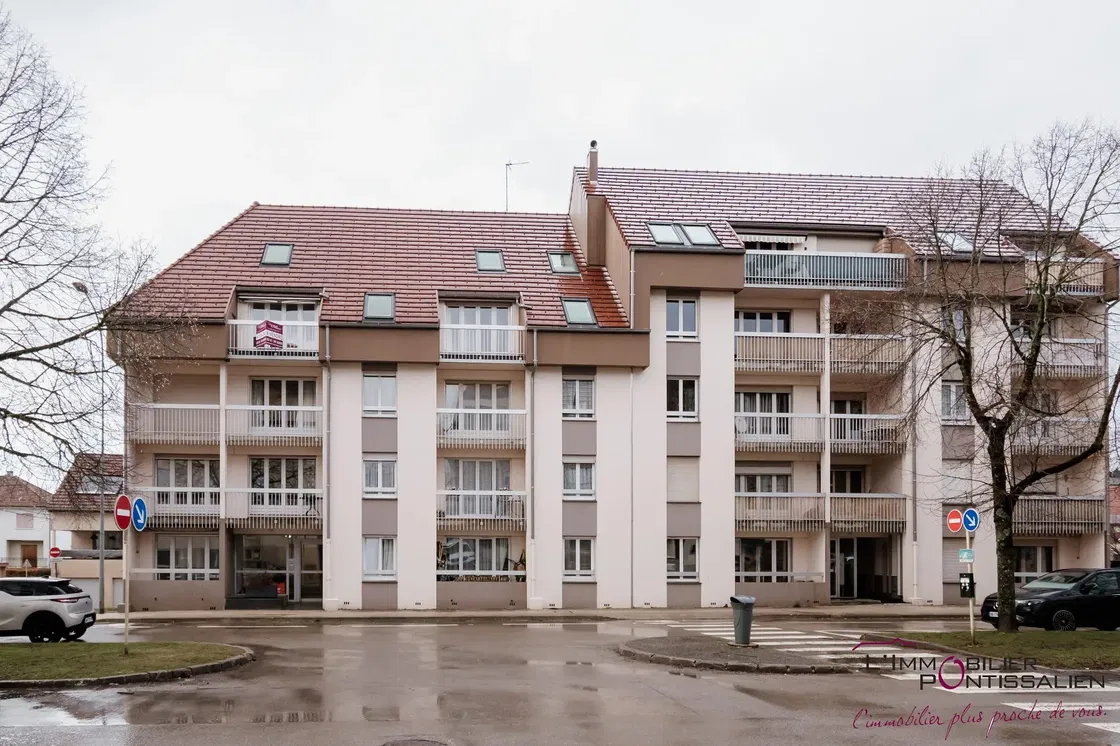 Κουζίνα; συσκευές κουζίνας, ξύλινο πάτωμα, φυσικό φως, μοντέρνο στυλ