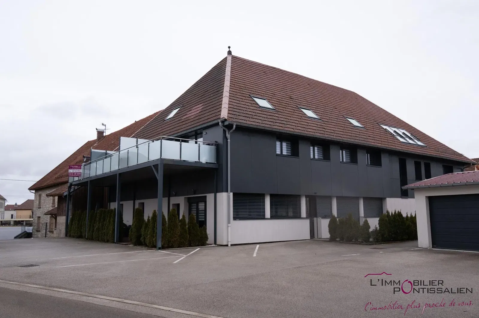 Kuchyně; kuchyňské spotřebiče, dřevěná podlaha, přirozené světlo, moderní styl