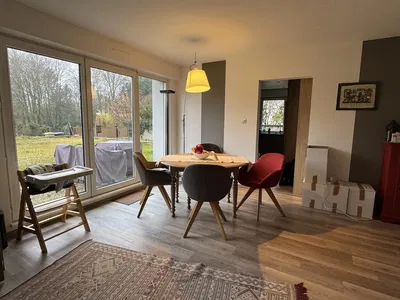 Cucina; elettrodomestici, pavimento in legno, luce naturale, stile moderno