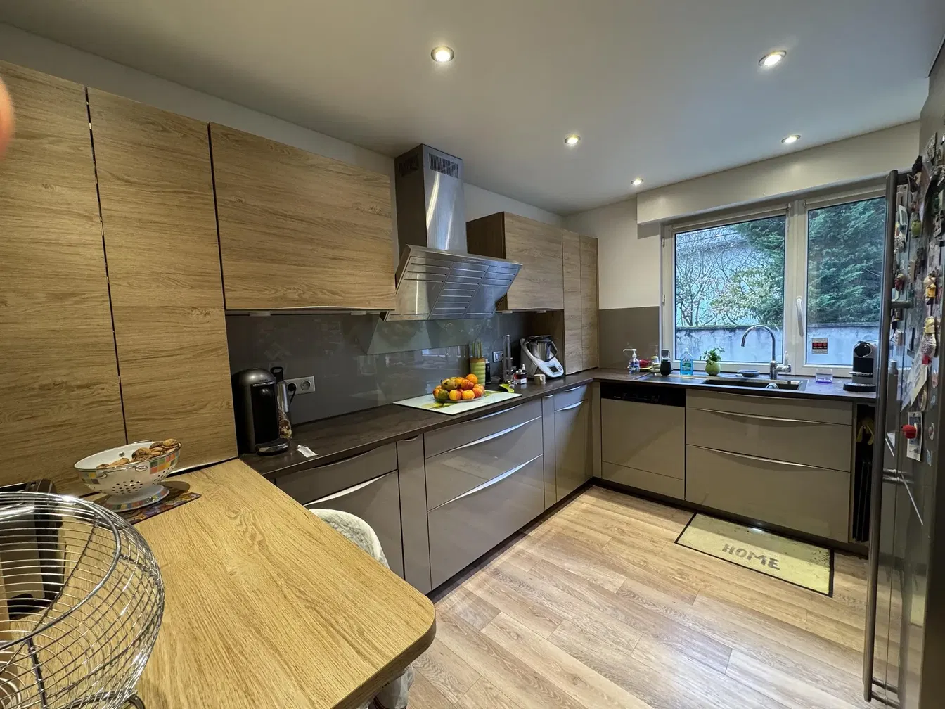 Cucina; elettrodomestici, pavimento in legno, luce naturale, stile moderno