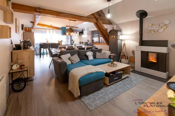 Kuchyně; kuchyňské spotřebiče, dřevěná podlaha, přirozené světlo, moderní styl