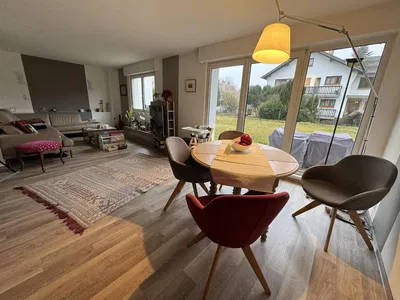 Kuchyně; kuchyňské spotřebiče, dřevěná podlaha, přirozené světlo, moderní styl