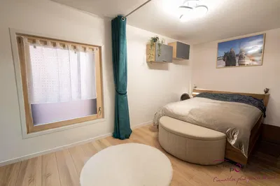 Κουζίνα; συσκευές κουζίνας, ξύλινο πάτωμα, φυσικό φως, μοντέρνο στυλ