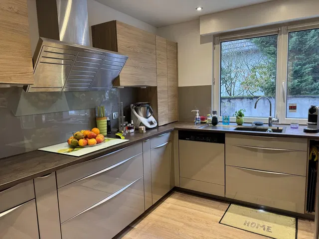 Cuisine; électroménager, parquet, lumière naturelle, style moderne