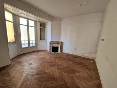 Kuchnia; sprzęt kuchenny, podłoga drewniana, światło dzienne, styl nowoczesny