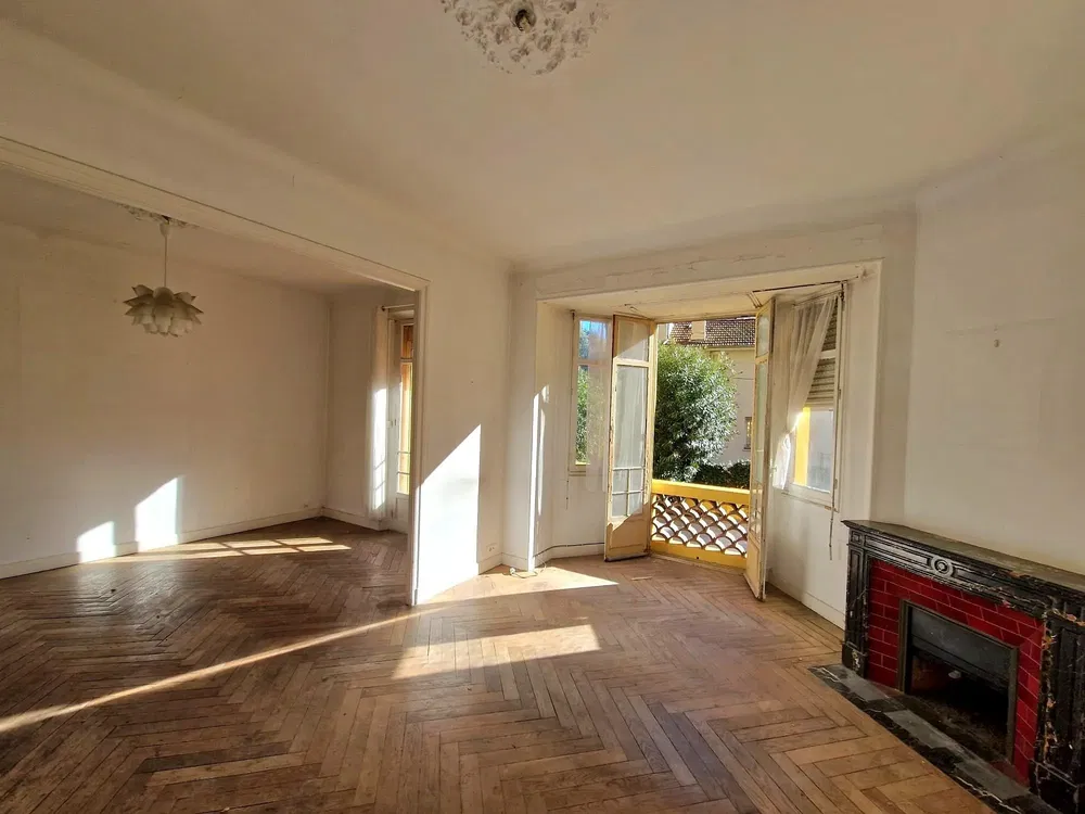 Kuchyně; kuchyňské spotřebiče, dřevěná podlaha, přirozené světlo, moderní styl