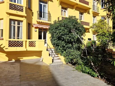 Kuchnia; sprzęt kuchenny, podłoga drewniana, światło dzienne, styl nowoczesny