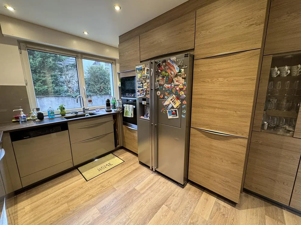 Keuken; keukenapparatuur, houten vloer, natuurlijk licht, moderne stijl
