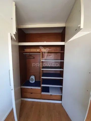 Κουζίνα; συσκευές κουζίνας, ξύλινο πάτωμα, φυσικό φως, μοντέρνο στυλ