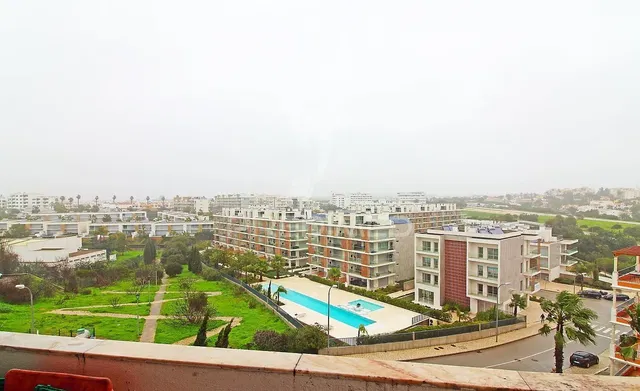 Κουζίνα; συσκευές κουζίνας, ξύλινο πάτωμα, φυσικό φως, μοντέρνο στυλ