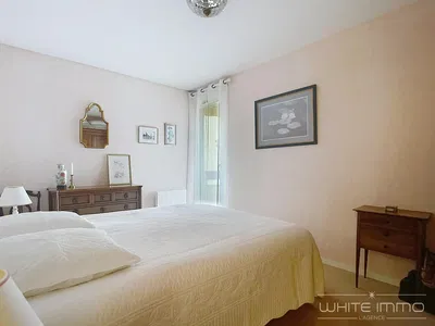 Cuisine; électroménager, carrelage, lumière naturelle, style moderne