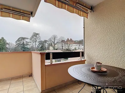 Küche; küchengeräte, holzboden, tageslicht, moderner stil