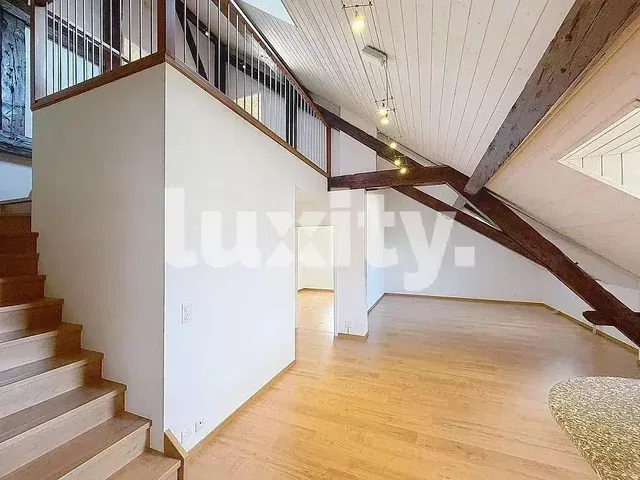 Кухня; кухненски уреди, дървен под, естествена светлина, модерен стил