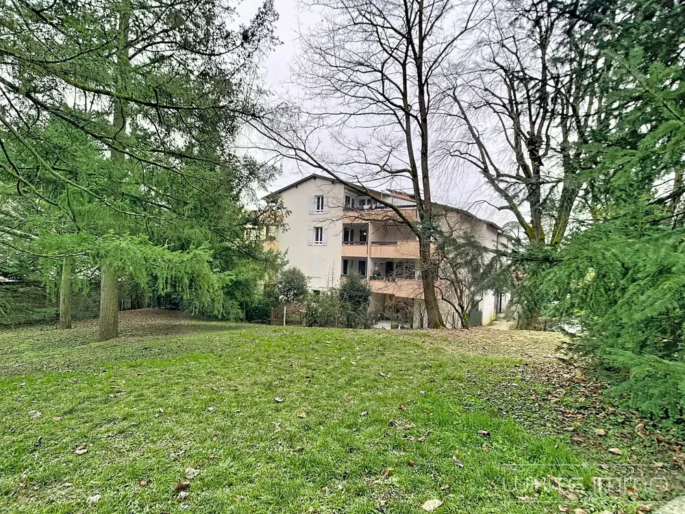 Cuisine; électroménager, parquet, lumière naturelle, style moderne