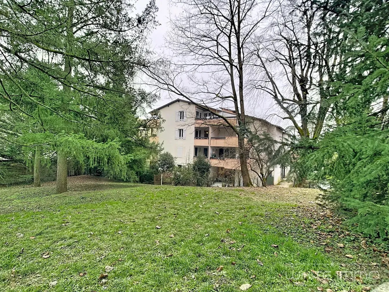 Cuisine; électroménager, parquet, lumière naturelle, style moderne