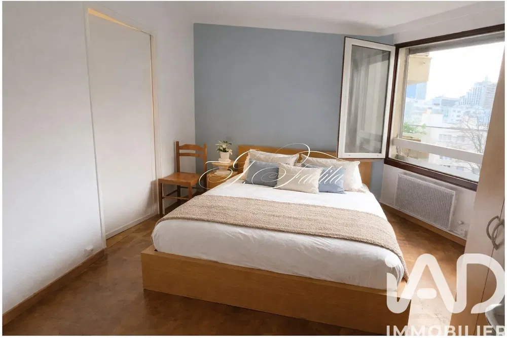 Cuisine; électroménager, parquet, lumière naturelle, style moderne