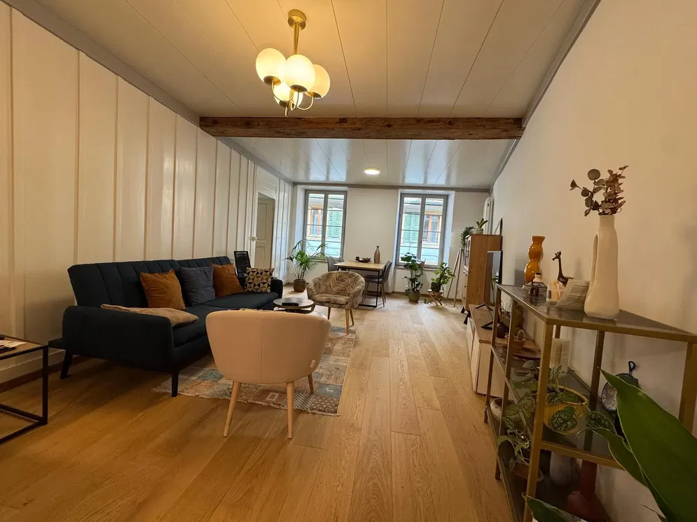 Küche; küchengeräte, holzboden, tageslicht, moderner stil