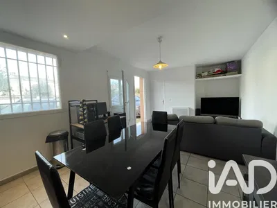 Kuchyně; kuchyňské spotřebiče, dřevěná podlaha, přirozené světlo, moderní styl