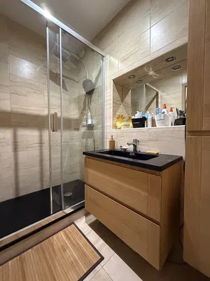 Cuisine; électroménager, parquet, lumière naturelle, style moderne