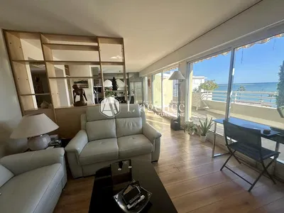 Cuisine; électroménager, parquet, lumière naturelle, style moderne