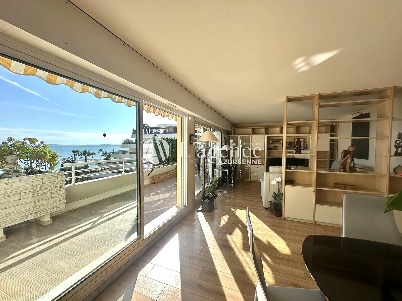 Cuisine; électroménager, parquet, lumière naturelle, style moderne