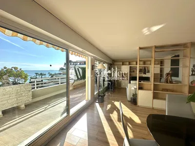 Cuisine; électroménager, parquet, lumière naturelle, style moderne