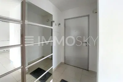 Kuhinja; kuhinjski aparati, drveni pod, prirodno svjetlo, moderni stil