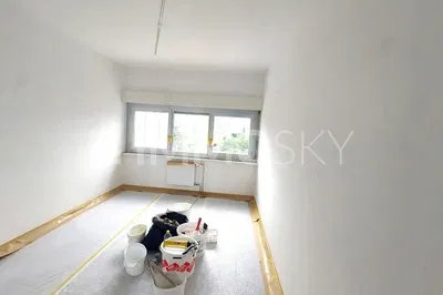 Kuhinja; kuhinjski aparati, drveni pod, prirodno svjetlo, moderni stil