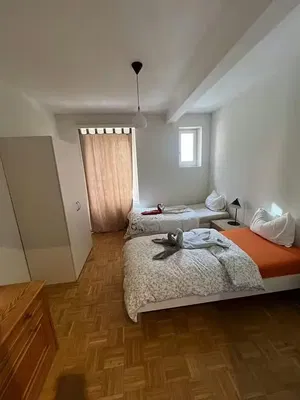 Mutfak; mutfak aletleri, ahşap zemin, doğal ışık, modern stil