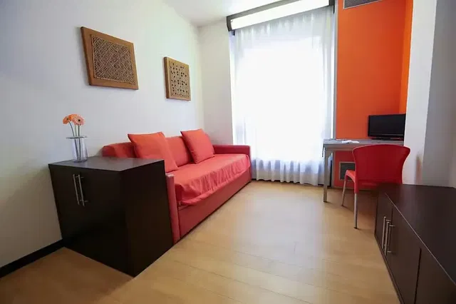 Keuken; keukenapparatuur, houten vloer, natuurlijk licht, moderne stijl