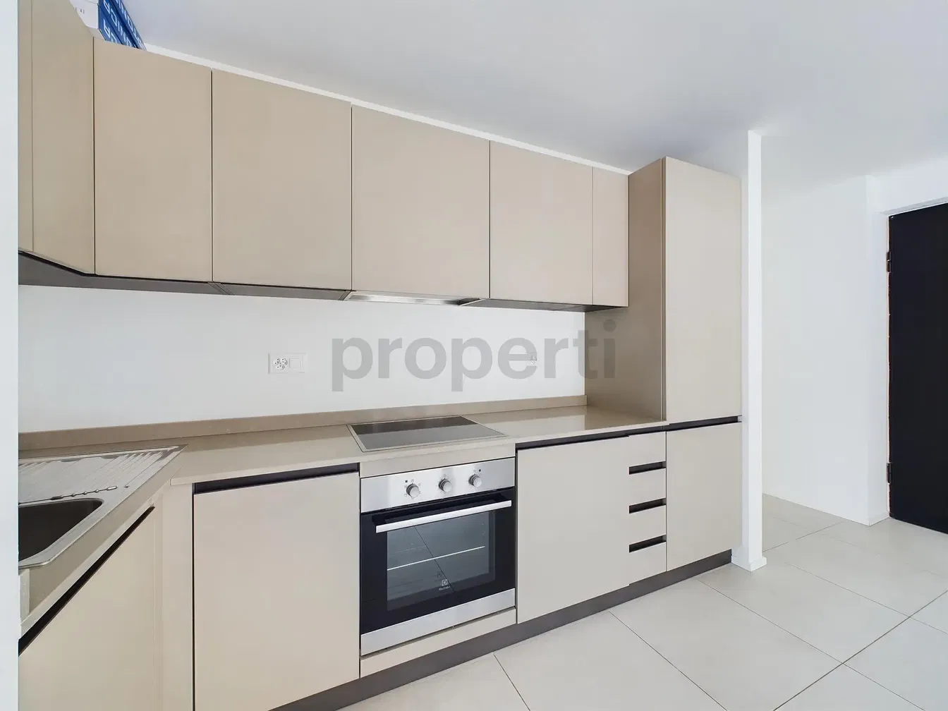 Kuhinja; kuhinjski aparati, drveni pod, prirodno svjetlo, moderni stil