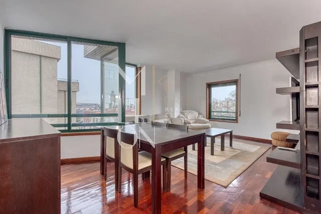 Cucina; elettrodomestici, pavimento in piastrelle, luce naturale, stile moderno
