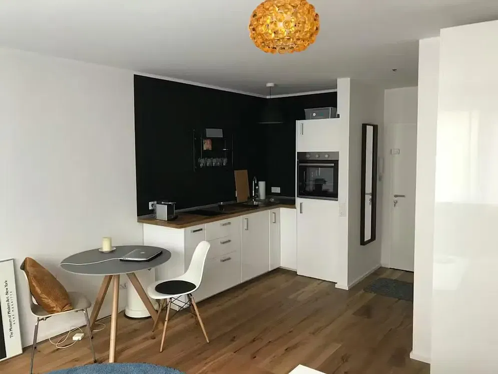 Kuchnia; sprzęt kuchenny, podłoga drewniana, światło dzienne, styl nowoczesny