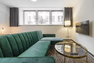 Salon; podłoga drewniana, światło dzienne, styl nowoczesny