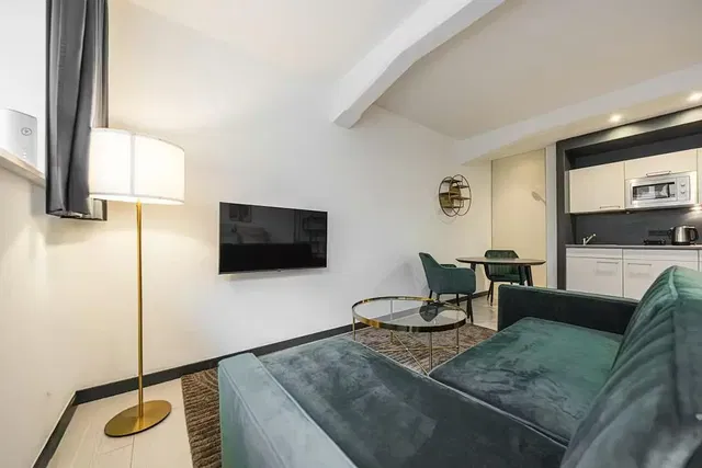 Kuchnia; sprzęt kuchenny, podłoga drewniana, światło dzienne, styl nowoczesny