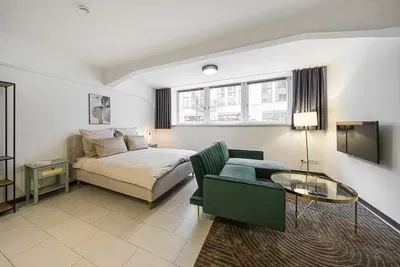 Kuchnia; sprzęt kuchenny, podłoga drewniana, światło dzienne, styl nowoczesny