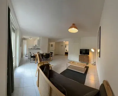 Woonkamer; houten vloer, natuurlijk licht, moderne stijl