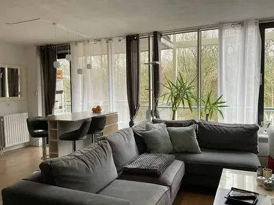 Cuisine; électroménager, parquet, lumière naturelle, style moderne