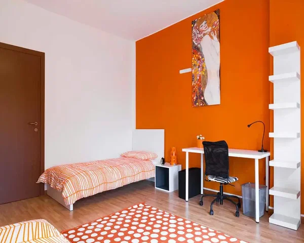 Kuchyně; kuchyňské spotřebiče, dřevěná podlaha, přirozené světlo, moderní styl