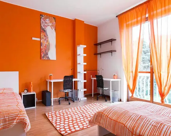 Kuchyně; kuchyňské spotřebiče, dřevěná podlaha, přirozené světlo, moderní styl