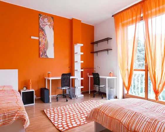 Κουζίνα; συσκευές κουζίνας, ξύλινο πάτωμα, φυσικό φως, μοντέρνο στυλ