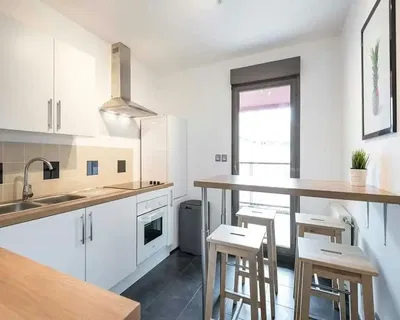 Küche; küchengeräte, holzboden, tageslicht, moderner stil