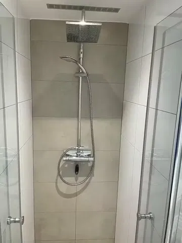 Kuchnia; sprzęt kuchenny, podłoga drewniana, światło dzienne, styl nowoczesny