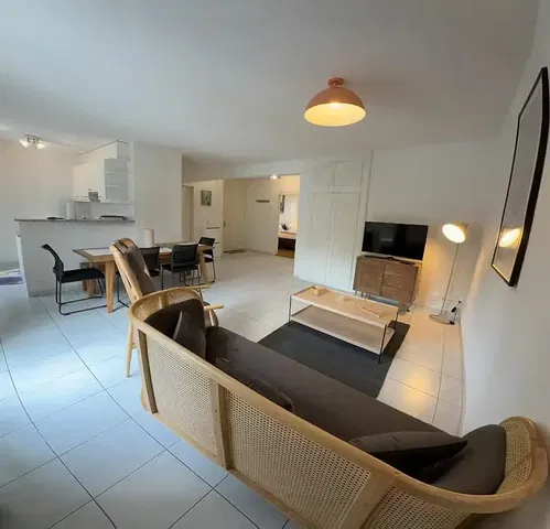 Kuhinja; kuhinjski aparati, drveni pod, prirodno svjetlo, moderni stil